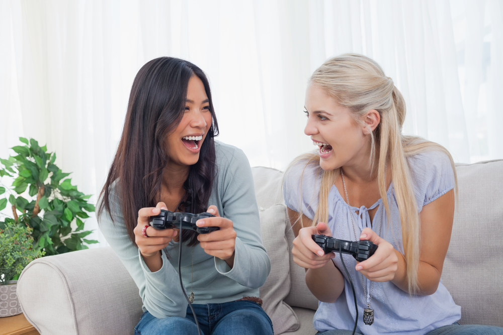 Три девушки играли в видеоигры пока их друг трахал каждый из них