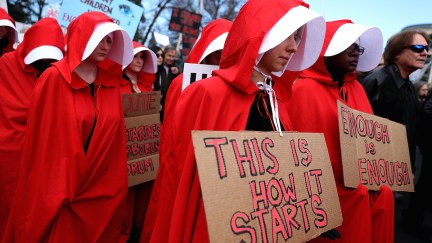 handmaid's tale, protest, robes, costume, planned parenthood