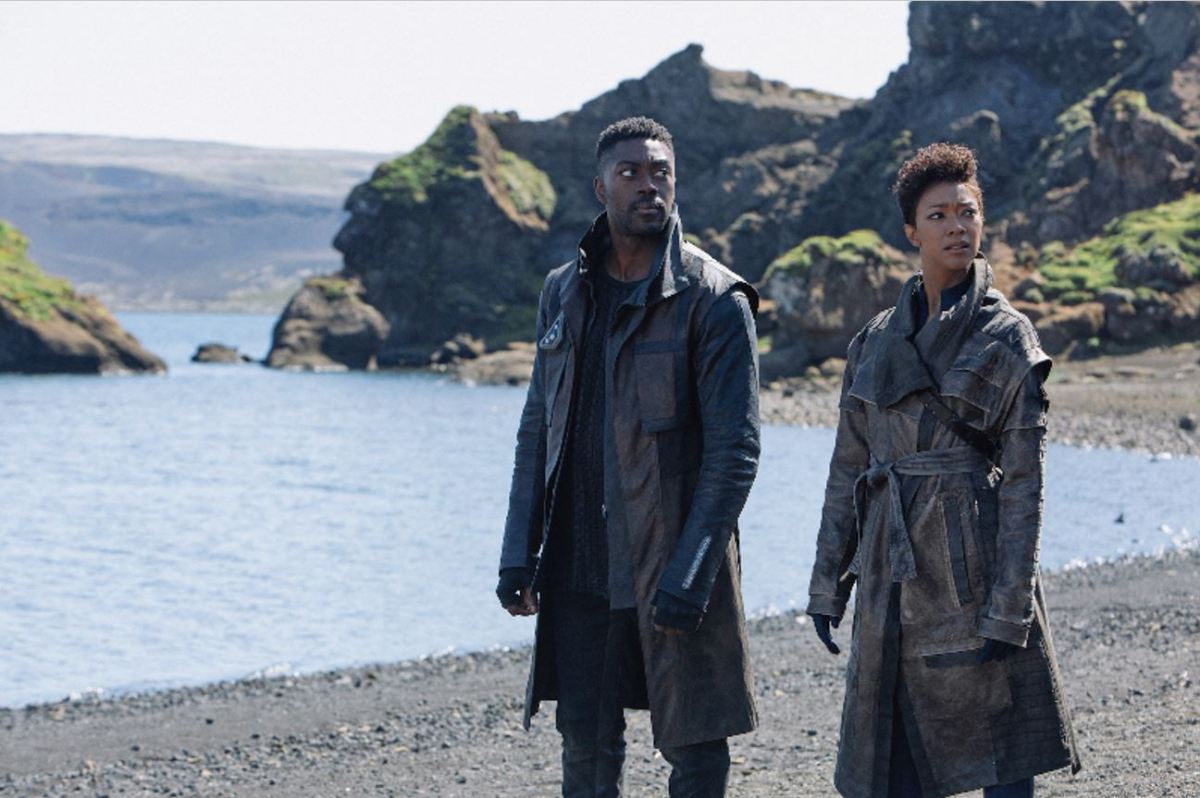 David Ajala and Sonequa Martin-Green in star trek discovery