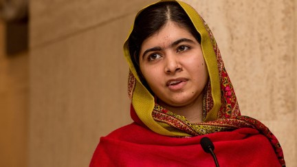 BIRMINGHAM, ENGLAND - NOVEMBER 29: Malala Yousafzai gives a speech as she unveils her official portrait by artist Nasser Azam at Barbar Institute Of Fine Art on November 29, 2015 in Birmingham, England. (Photo by Richard Stonehouse/Getty Images)