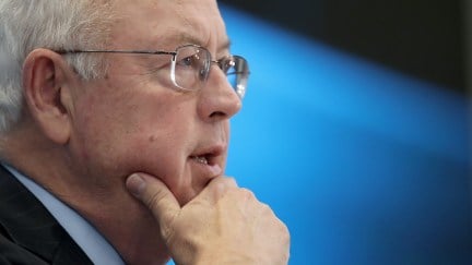 Ken Starr rests his hand in his chin.