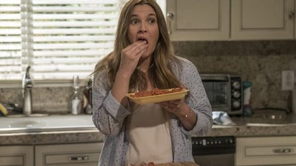 Drew Barrymore eats from a bowl with her hands in Santa Clarita Diet (2017)