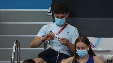 Tom Daley knitting at the Olympics