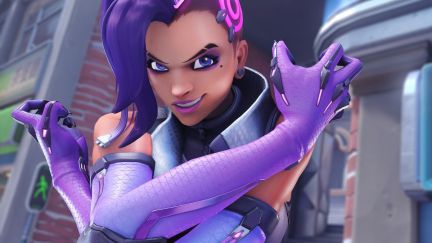 Sombra poses menacingly with crossed arms and a grin.