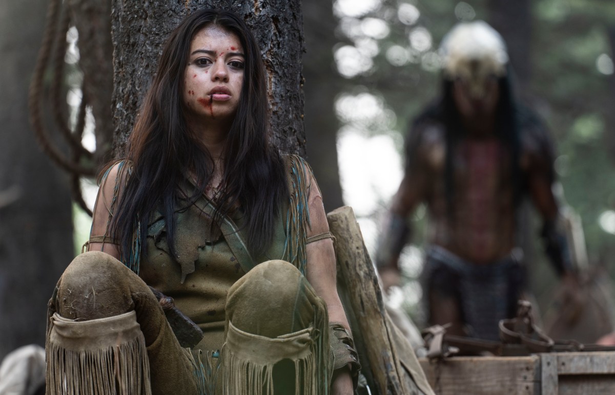 (L-R): Amber Midthunder as Naru and Dane DeLiegro as the Predator in 20th Century Studios' PREY