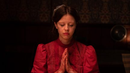 Pearl (Mia Goth) praying in Pearl (2022)