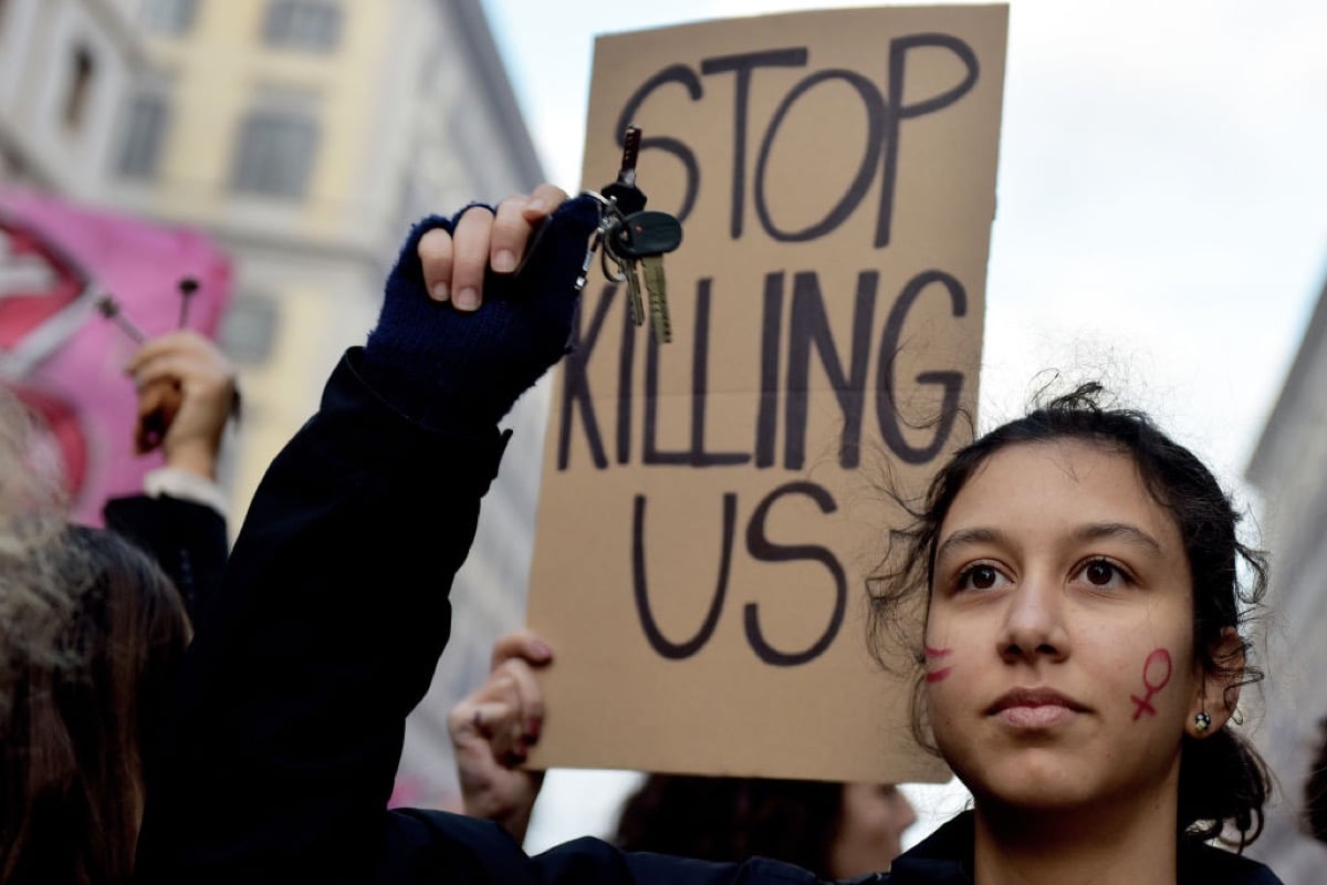 Women show house keys during the National demonstration against male violence against women.