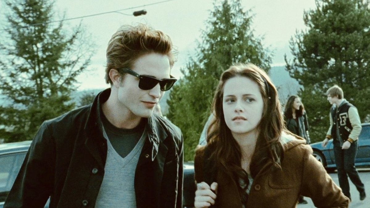 Edward Cullen and Bella Swan, played by Robert Pattinson and Kristen Stewart, arrive at Forks High School in a scene where Edward should most definitely be sparkling and yet he isn't