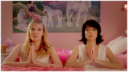 Riki Lindhome and Kate Micucci aka Garfunkel and Oates in the music video for 