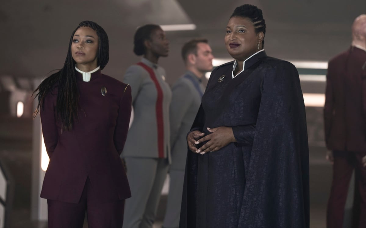 Sonequa Martin-Green as Burnham and Stacey Abrams as United Earth President stand side by side in STAR TREK: DISCOVERY.