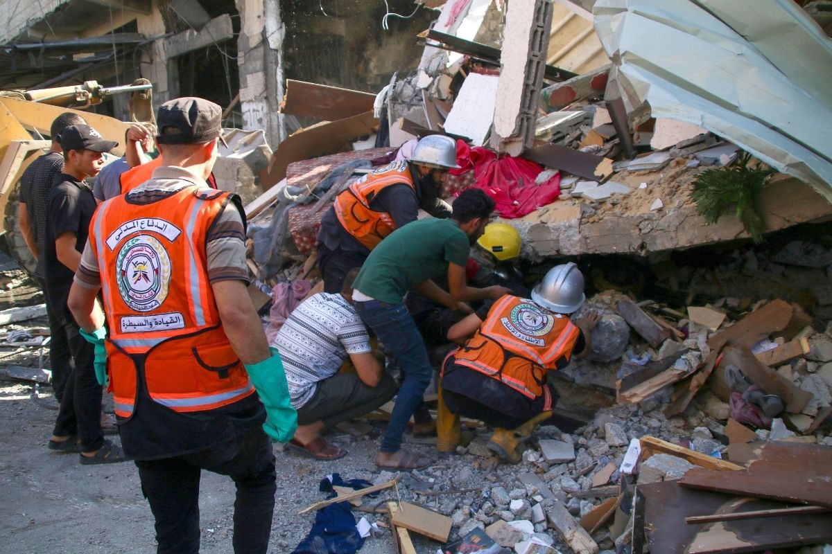 KHAN YOUNIS, GAZA - OCTOBER 17: Palestinian emergency services and local citizens search for victims in buildings destroyed during Israeli raids in the southern Gaza Strip on October 17, 2023 in Khan Yunis, Gaza. 