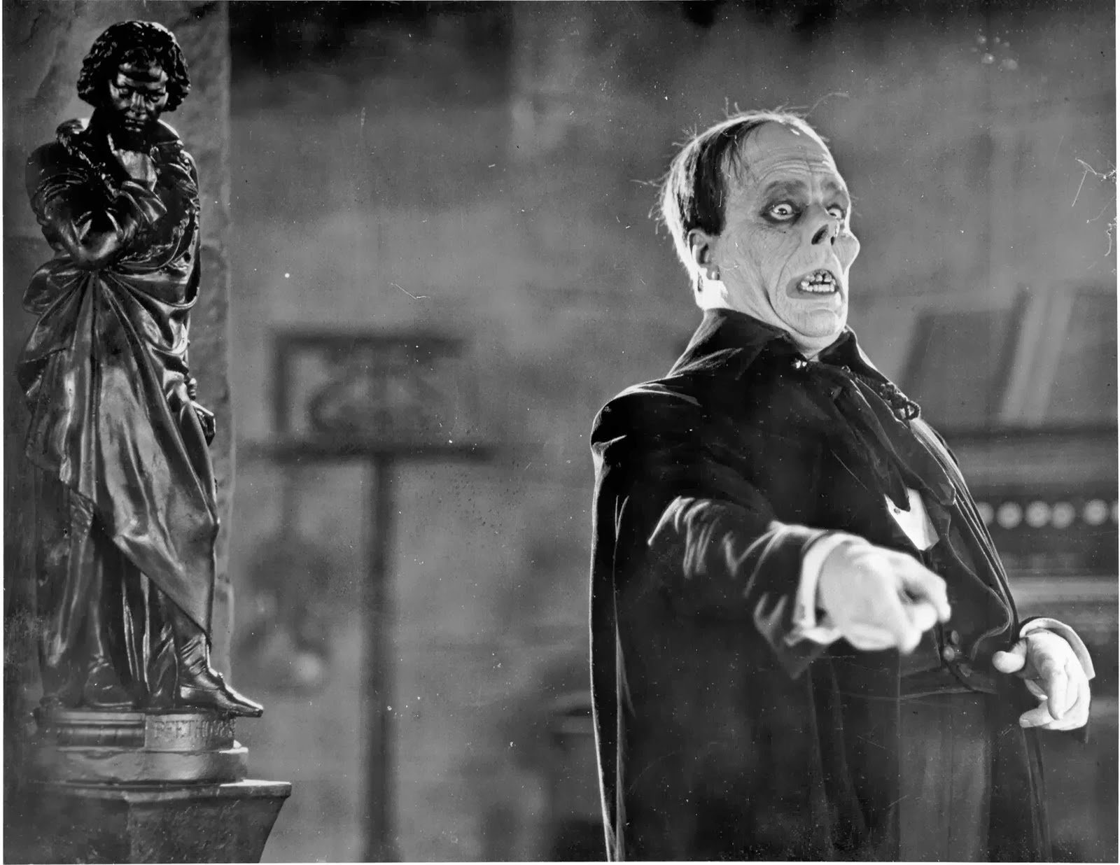 Lon Cheney as the Phantom of the Opera (1925) 