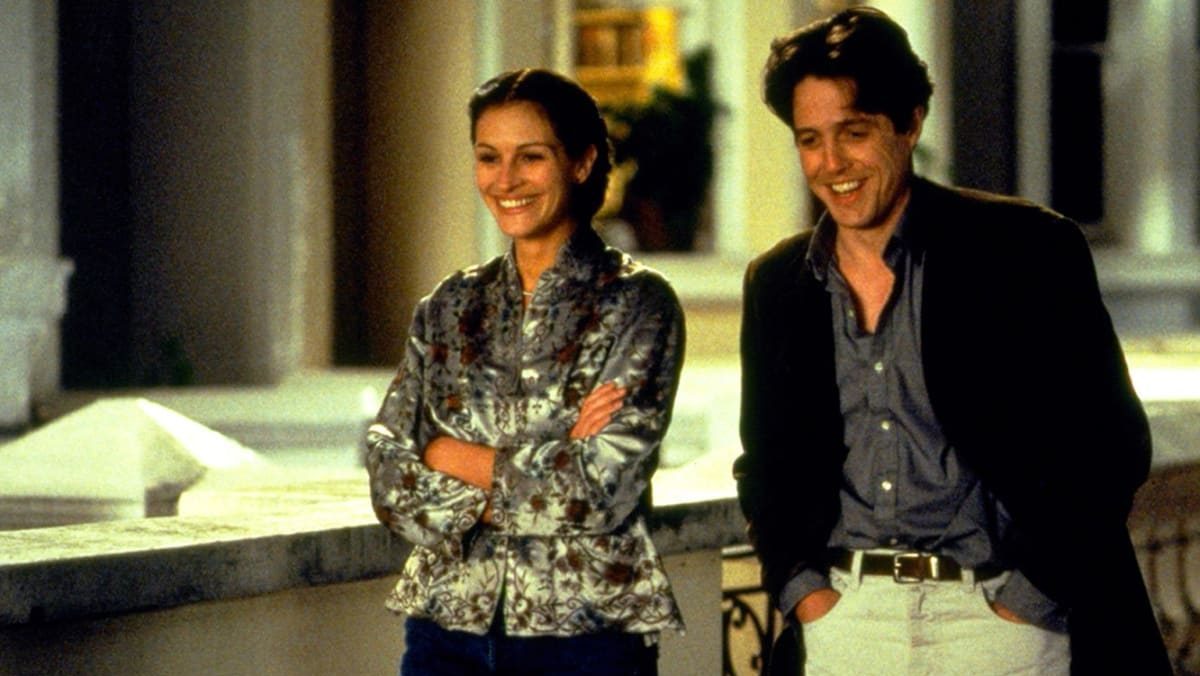 Julia Roberts as Anna Scott and Hugh Grant as William Thacker in 'Notting Hill' walking down the street.