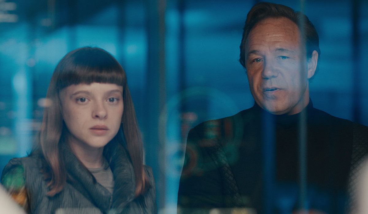 Stephen Graham and Shira Haas in Bodies