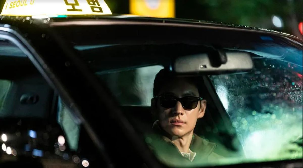 Lee Je-hoon as Kim Do-gi, sitting in his taxi from Taxi Driver Season 2.