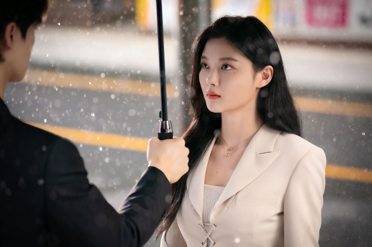 Kim Yoo-jung as Do-hee in My Demon (Netflix)