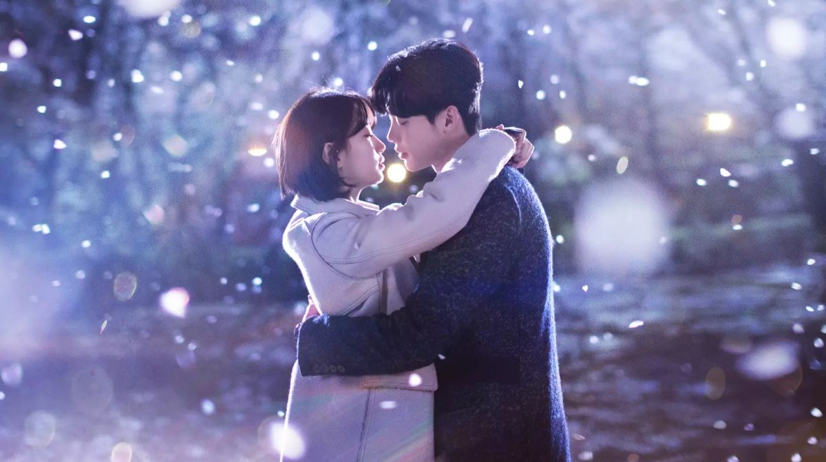 Hong-ju (Suzy Bae) and Jae-chan (Lee Jong-suk) under the snow in While You Were Sleeping.