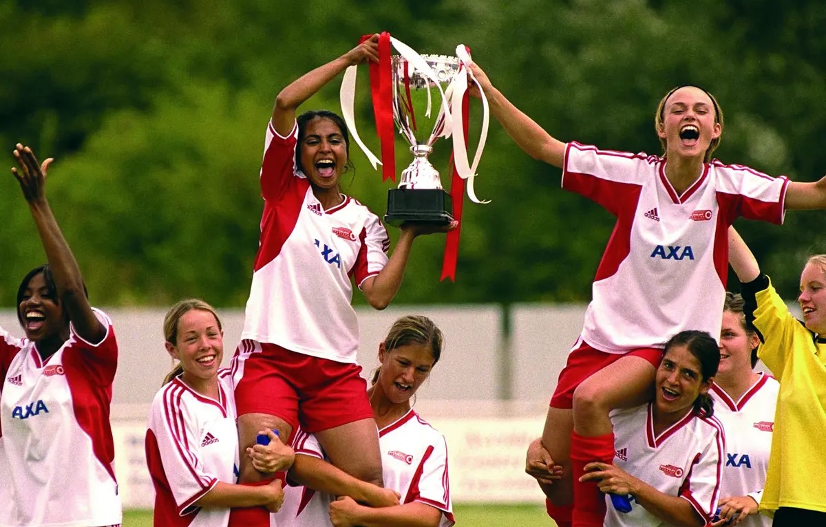 Parminder Nagra and Keira Knightley ride the shoulders of teammates after winning trophy in Bend It Like Beckham