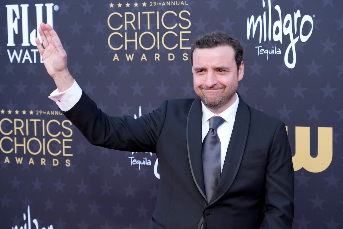 David Krumholtz waving at cameras on a red carpet