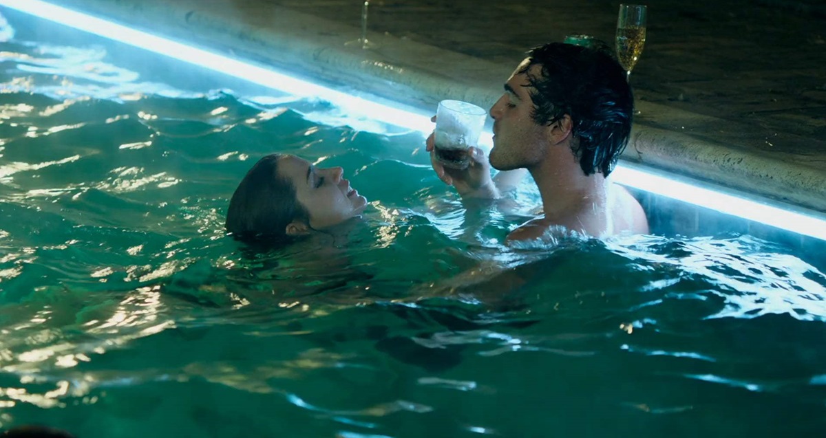 Jacob Elordi drinks a beer in the pool with Ana de Armas in Deep  Water