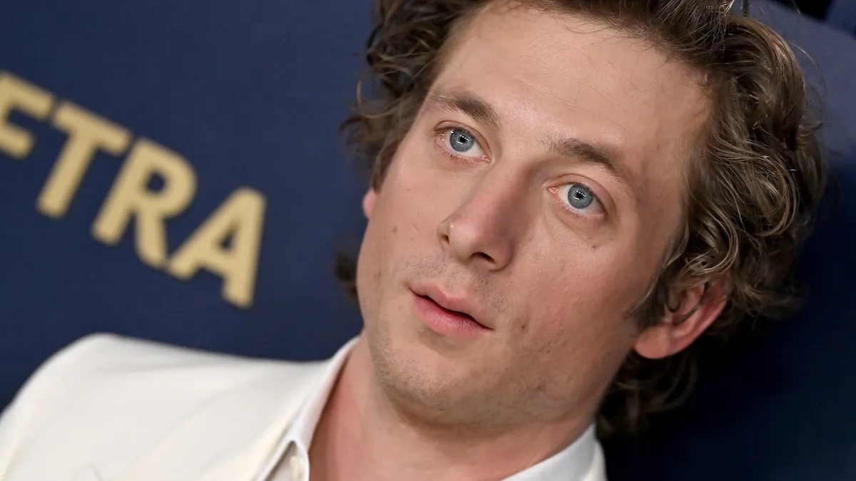 Jeremy Allen White at the SAG Awards in a white suit