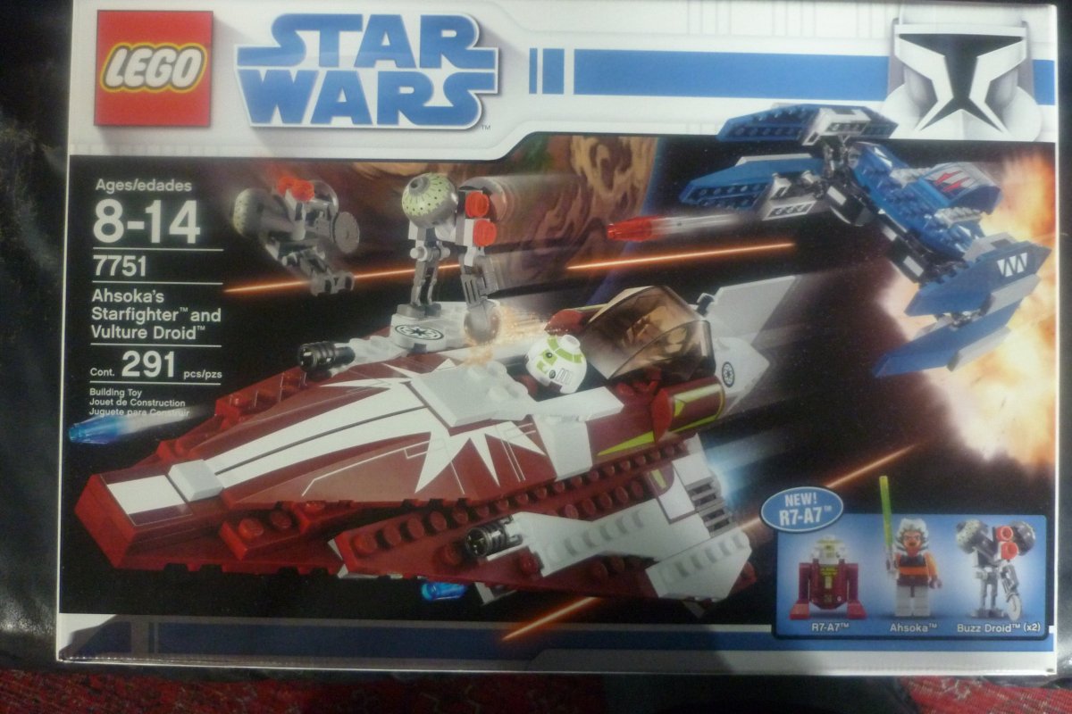 The Ahsoka's Starfighter and Vulture Droid LEGO Star Wars set