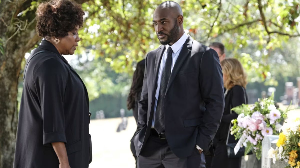 Adrian Holmes as James Moseley talking to Loretta Devine as Missouri Moseley in a still from Supernatural