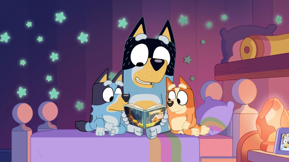 Bandit Heeler reading a story to Bluey and Bingo in Bluey