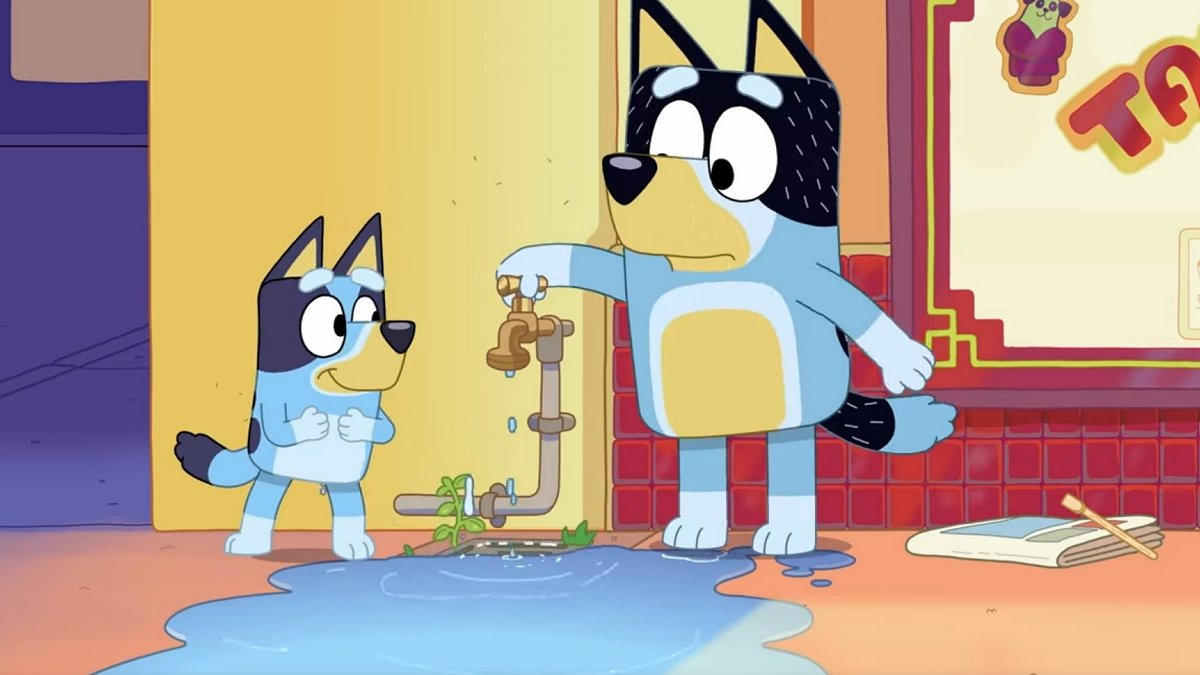 Bandit helps Bluey turn off a tap