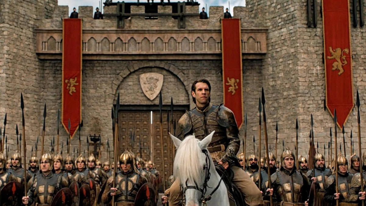 Harry Strickland on horseback in front of gold armored soldiers in "Game of Thrones" 
