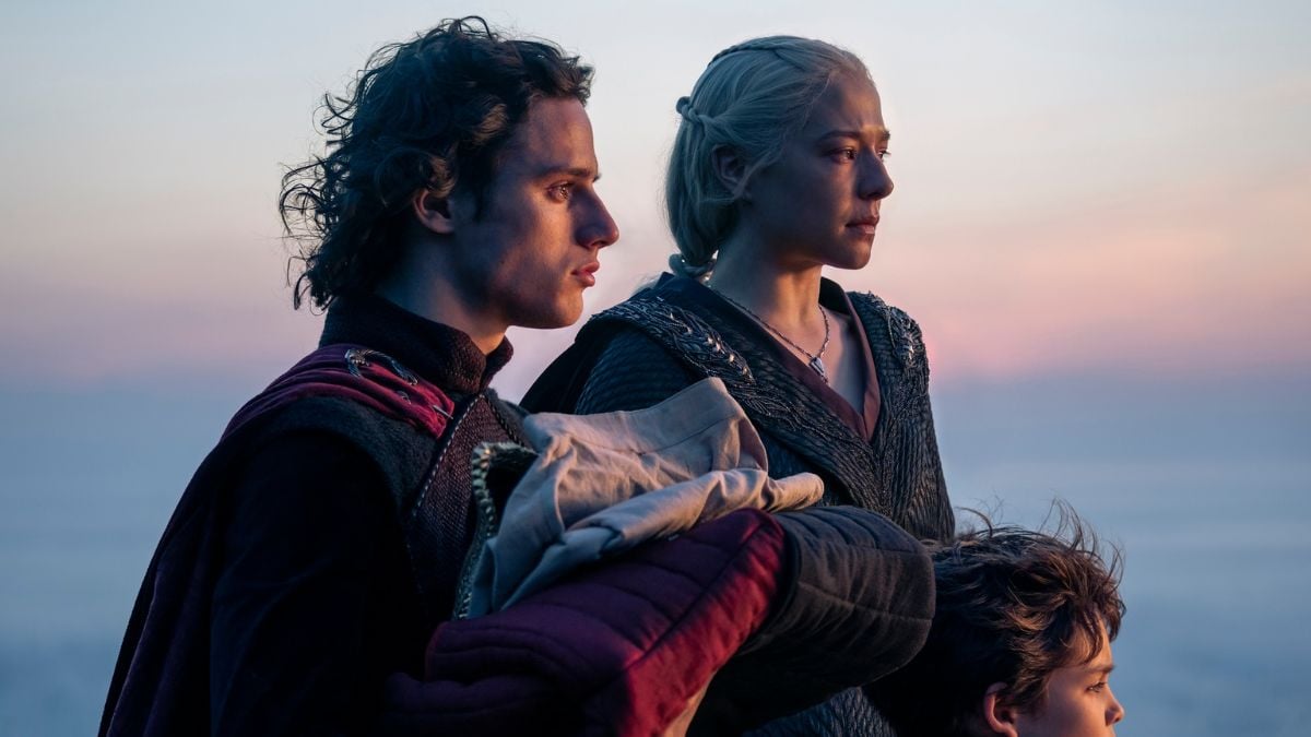 Jacaerys Velaryon, Joffrey Velaryon stand with their mother, Rhaenyra Targaryen in House of the dragon