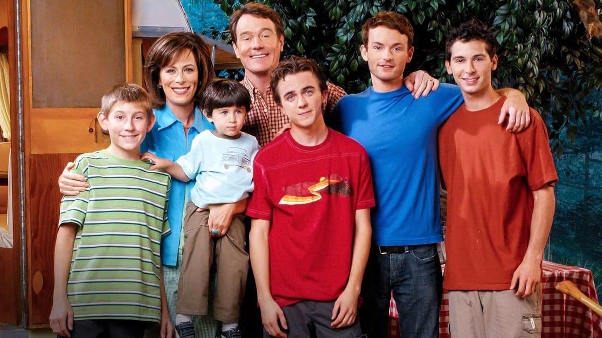 The cast of Malcolm in the Middle poses for a family photo