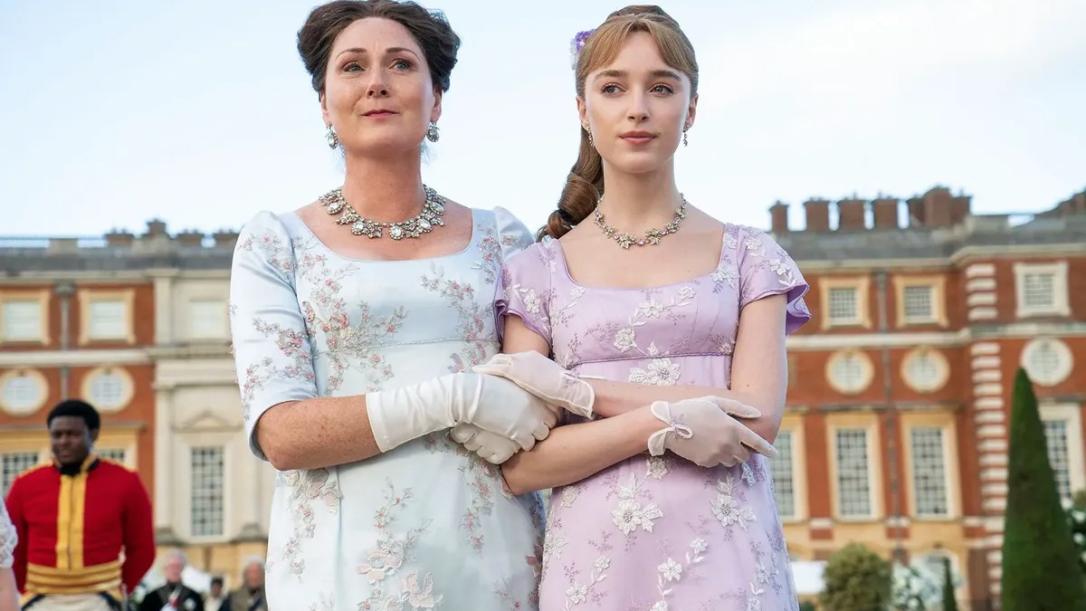 Ruth Gemmell as Violet and Phoebe Dynevor as Daphe in Bridgerton