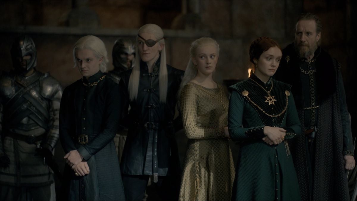 Les Verts : Aegon, Aemond et Helaena Targaryen, avec Alicent et Ser Otto Hightower