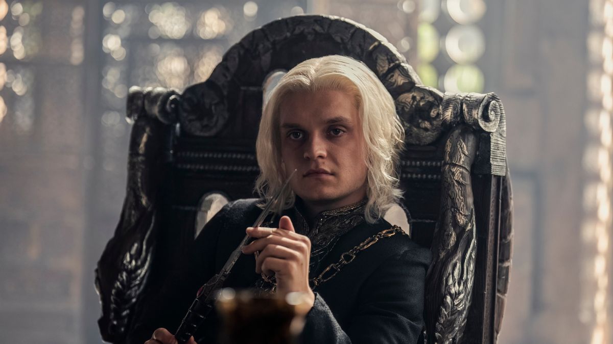Tom Glynn-Carney as King Aegon II presides over the small council in House Of The Dragon season 2 episode 1