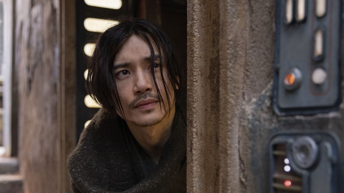 Manny Jacinto as Qimir peeking around a corner in 'Star Wars: The Acolyte'