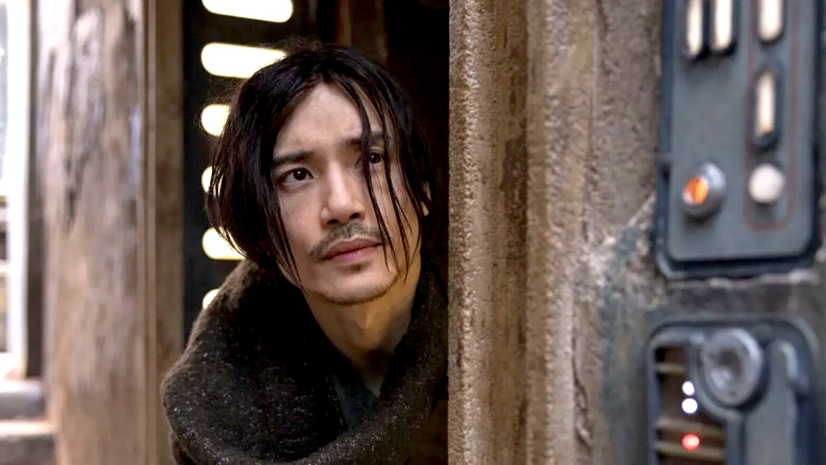 Manny Jacinto as Qimir peeking around a corner in 'Star Wars: The Acolyte'