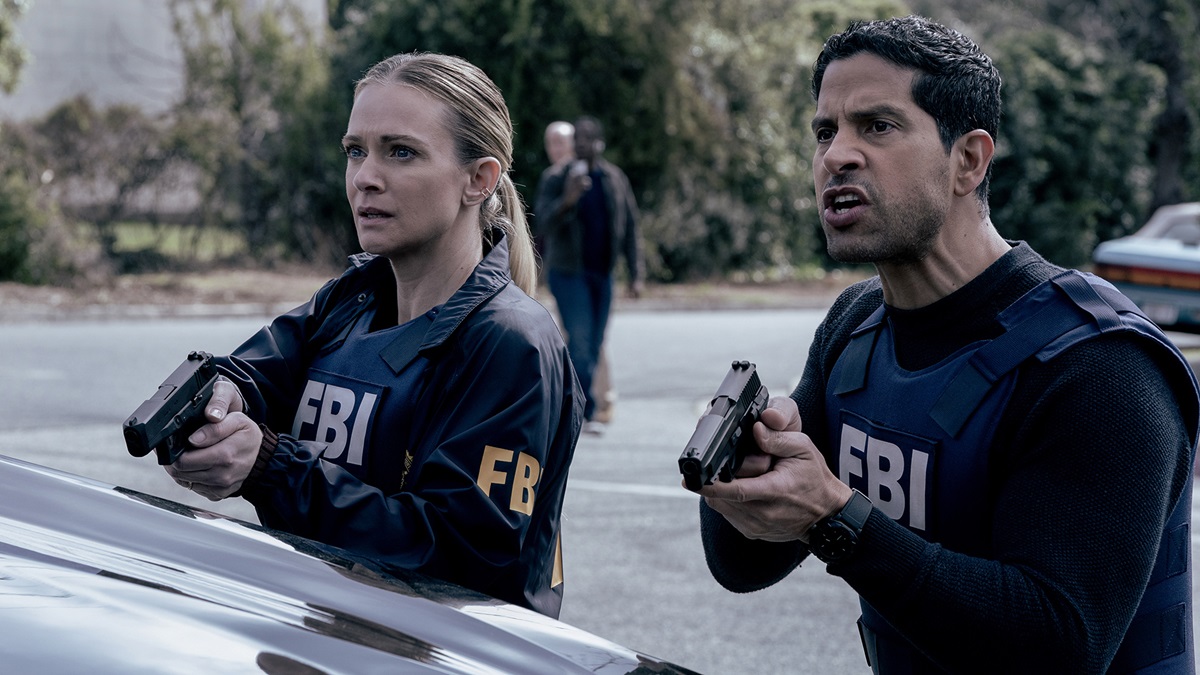 two BAU agents draw their guns