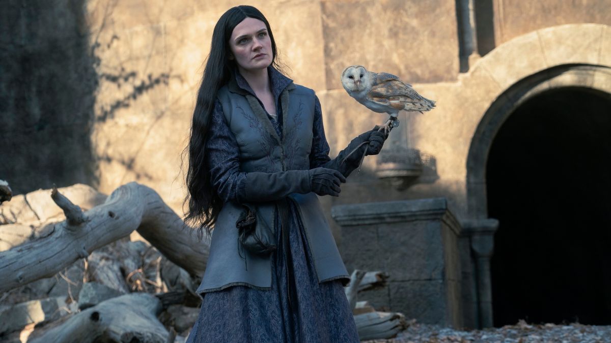 Gayle Rankin as Alys Rivers with an owl on her arm in House of The Dragon