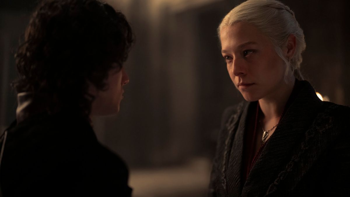 Harry Collet as Jacaerys Velaryon and Emma D'Arcy as Rhaenyra Targaryen talking in House of The Dragon season 2 episode 7 "The Red Sowing"