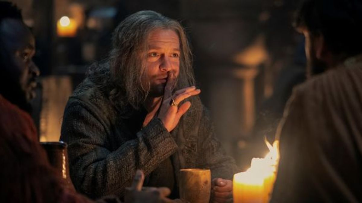 Tom Bennett as Ulf the White talks to an audience at a tavern in House of the Dragon