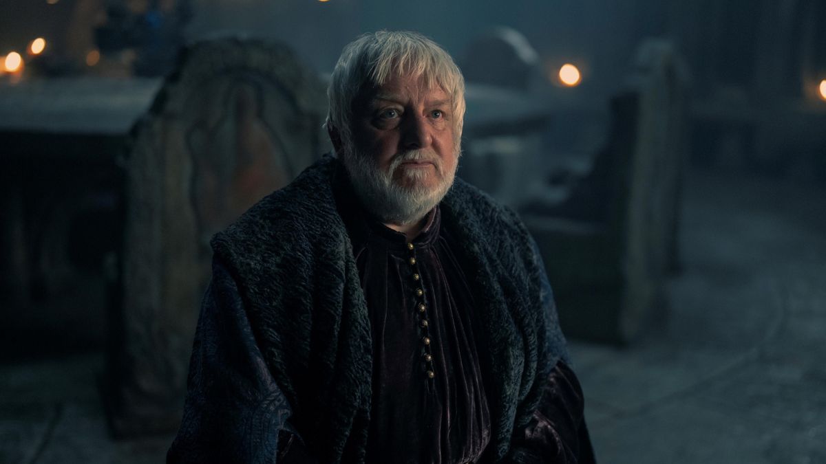 Sir Simon Russell Beale dans le rôle de Ser Simon Strong dans La Maison du Dragon