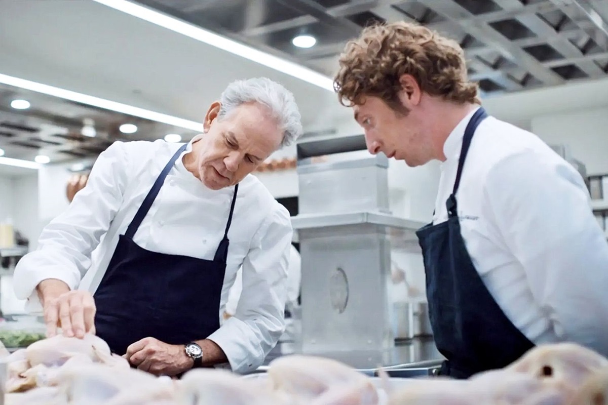 Thomas Keller shows Carmy how to prep a chicken