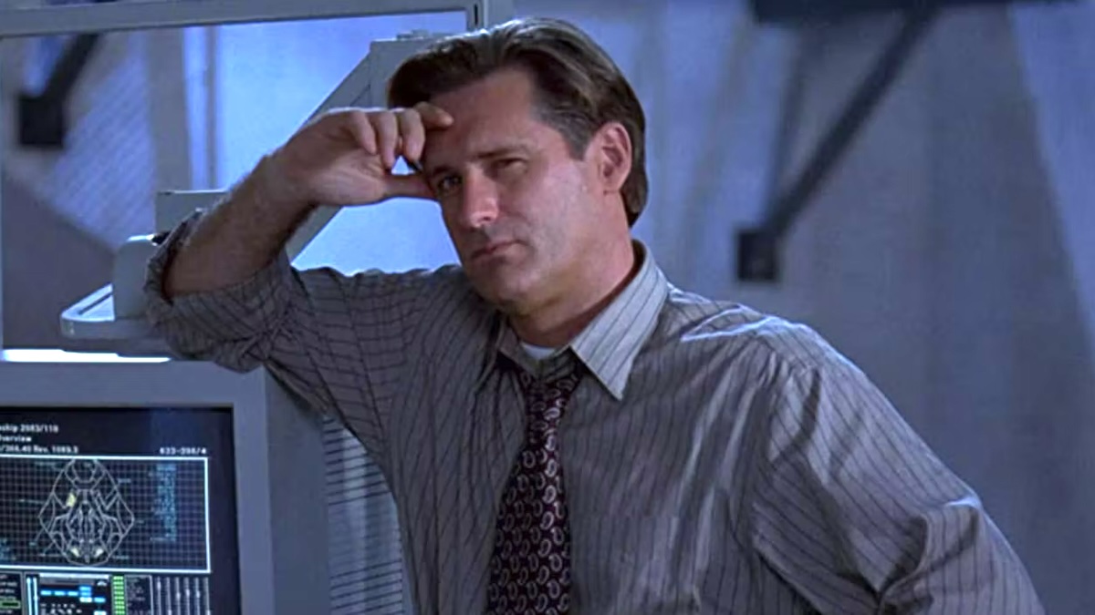 Bill Pullman leaning on a computer looking upset in Independence Day