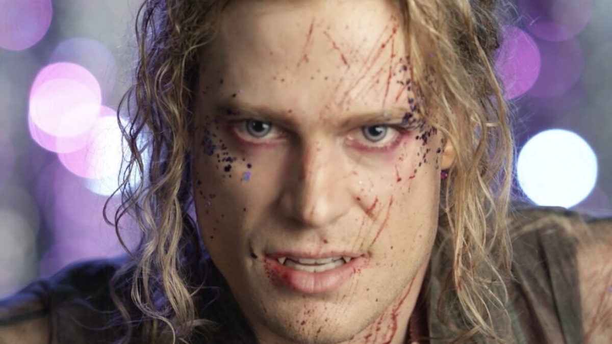 lestat with glitter on his face in interview with the vampire