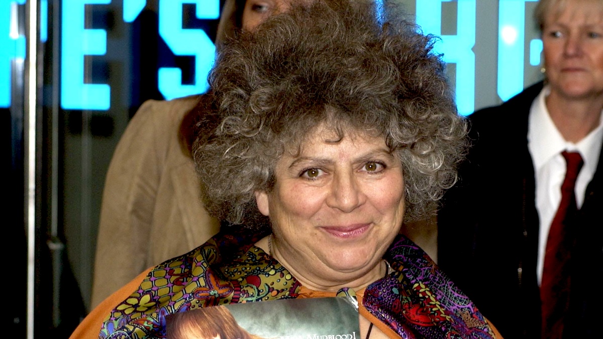 Miriam Margolyes poses for photos on Harry Potter red carpet.