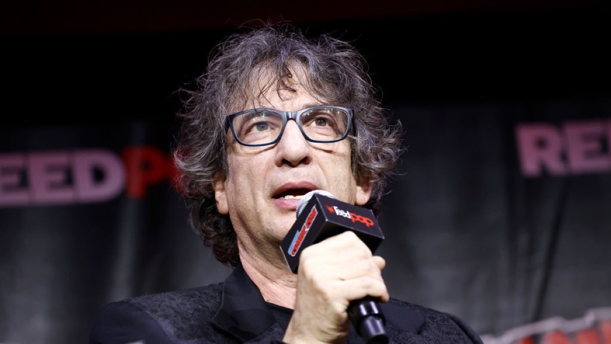 Neil Gaiman speaks onstage at comic con.