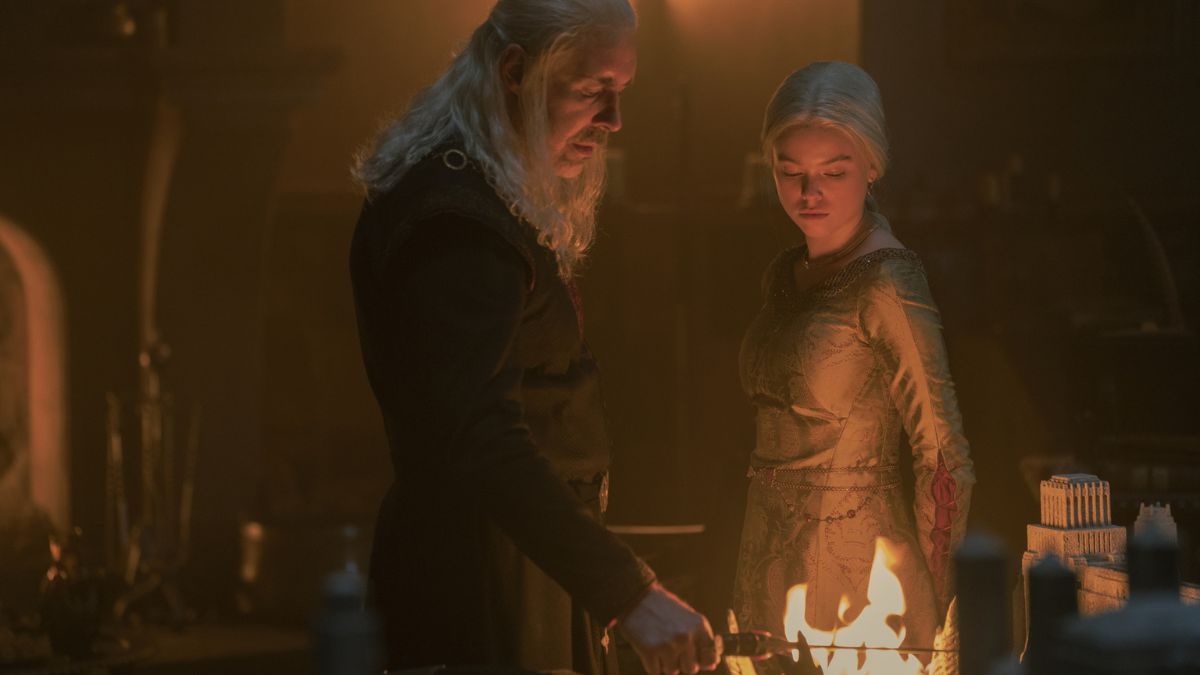 Paddy Considine, dans le rôle de Viserys Targaryen, met le couteau d'Aegon au feu pour révéler la prophétie écrite dessus à Milly Alcock, dans le rôle de Rhaenyra