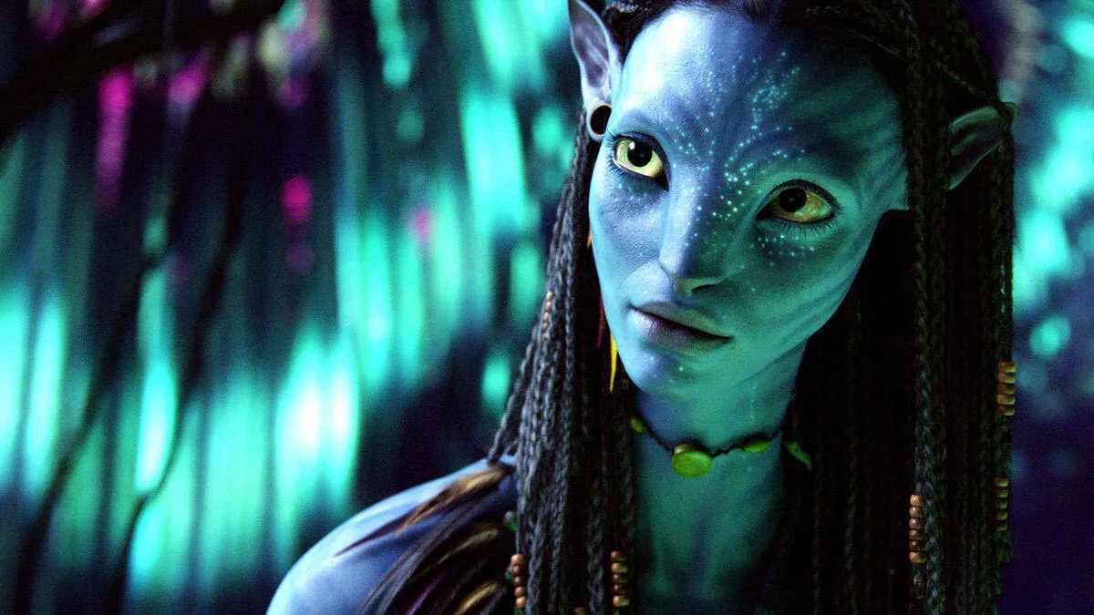 The blue alien Neytiri looks inquisitive in "Avatar"