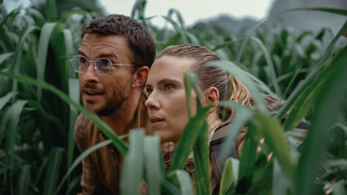 Jonathan Bailey and Scarlett Johansson in Jurassic World: Rebirth